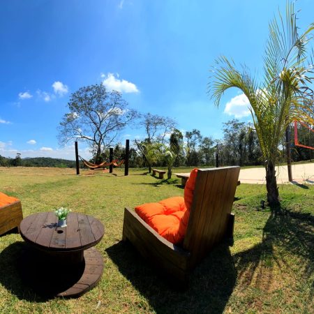 Poltronas com campo de vôlei de áreia de fundo